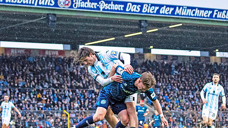 Umk&auml;mpfte Partie im Gr&uuml;nwalder Stadion.
