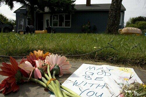 Blumen vor dem Haus der 21-Jährigen, der das Baby aus dem Leib geschnitten wurde