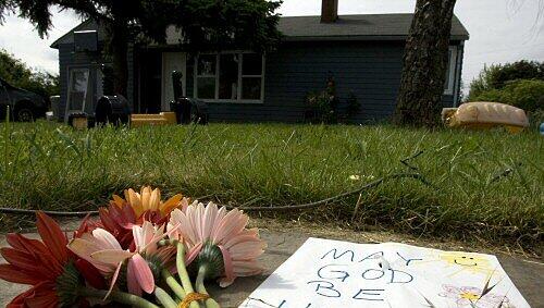 Blumen vor dem Haus der 21-Jährigen, der das Baby aus dem Leib geschnitten wurde Blumen vor dem Haus der 21-Jährigen, der das Baby aus dem Leib geschnitten wurde