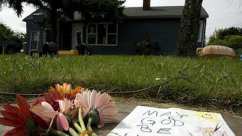 Blumen vor dem Haus der 21-Jährigen, der das Baby aus dem Leib geschnitten wurde