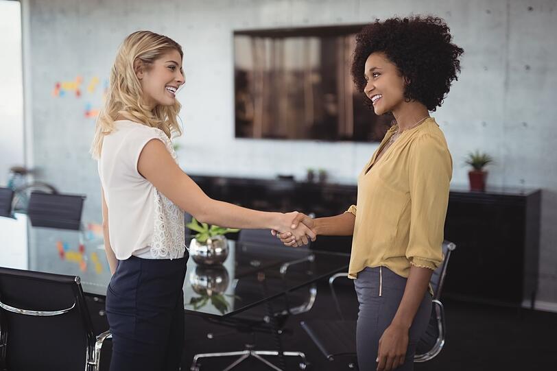 Das Gesicht kenne ich - aber wer war das doch gleich? Wenn Sie einen Job haben, in dem Sie viele Namen wissen müssen, ist das eine perfekte Gelegenheit, Ihr Gehirn zu trainieren: Versuchen Sie, sich die Namen bewusst zu merken. Dabei können folgende Hilfestellungen nützlich sein ... Das Gesicht kenne ich - aber wer war das doch gleich? Wenn Sie einen Job haben, in dem Sie viele Namen wissen müssen, ist das eine perfekte Gelegenheit, Ihr Gehirn zu trainieren: Versuchen Sie, sich die Namen bewusst zu merken. Dabei können folgende Hilfestellungen nützlich sein ...