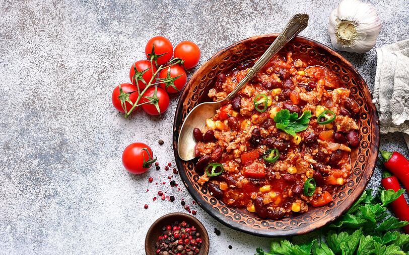 Chili con Carne ist der Renner auf vielen Partys. Doch was, wenn sich besonders gro&szlig;z&uuml;gige Gastgeber in der zubereiteten Menge &uuml;bersch&auml;tzen? Kein Problem! Im K&uuml;hlschrank h&auml;lt sich das Chili bis zu drei Tage. Bei Zimmertemperatur im Topf gelagert, h&auml;lt das Gericht hingegen h&ouml;chstens eine Nacht lang.