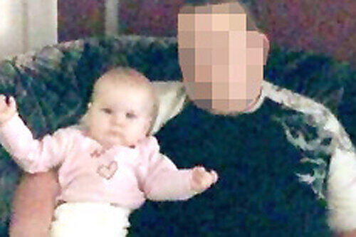 Geradezu liebevoll hält Patrick W. (29) seine kleine Tochter Sarah im Arm. Doch das Foto täuscht...