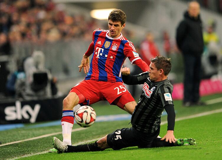 Thomas Müller im Zweikampf.