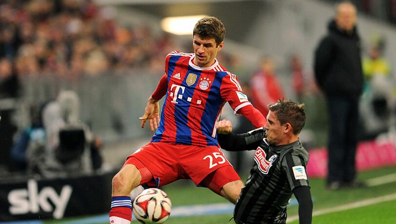Thomas Müller im Zweikampf. Thomas Müller im Zweikampf.