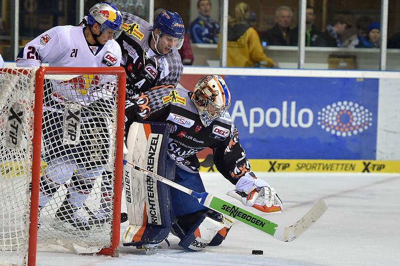 Auch Dominik Kahun (l.) konnte für den EHC gegen Straubings Keeper Matt Climie nicht treffen.