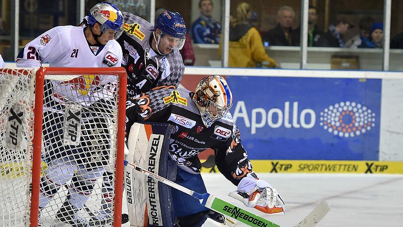 Auch Dominik Kahun (l.) konnte für den EHC gegen Straubings Keeper Matt Climie nicht treffen. Auch Dominik Kahun (l.) konnte für den EHC gegen Straubings Keeper Matt Climie nicht treffen.