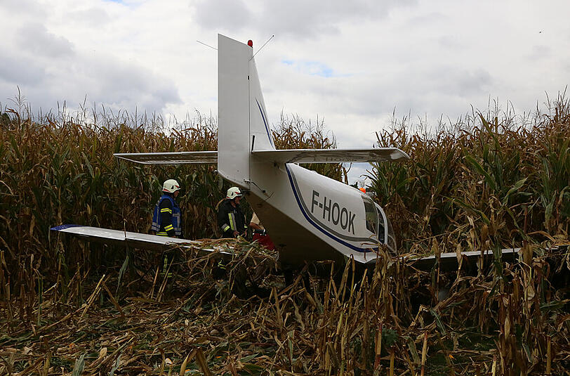 Ein einmotoriges Sportflugzeug landete nahe dem Flugplatz Mößling in einem Maisfeld: die Bilder von der Unfallstelle.