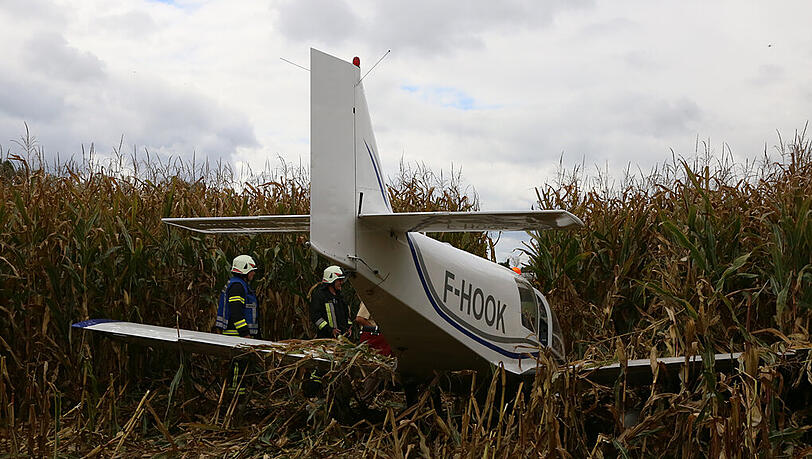 Ein einmotoriges Sportflugzeug landete nahe dem Flugplatz Mößling in einem Maisfeld: die Bilder von der Unfallstelle. Ein einmotoriges Sportflugzeug landete nahe dem Flugplatz Mößling in einem Maisfeld: die Bilder von der Unfallstelle.