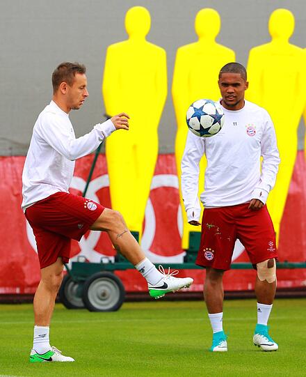 Douglas Costa trainierte mit dem Team, und sein Knie wurde getaped.