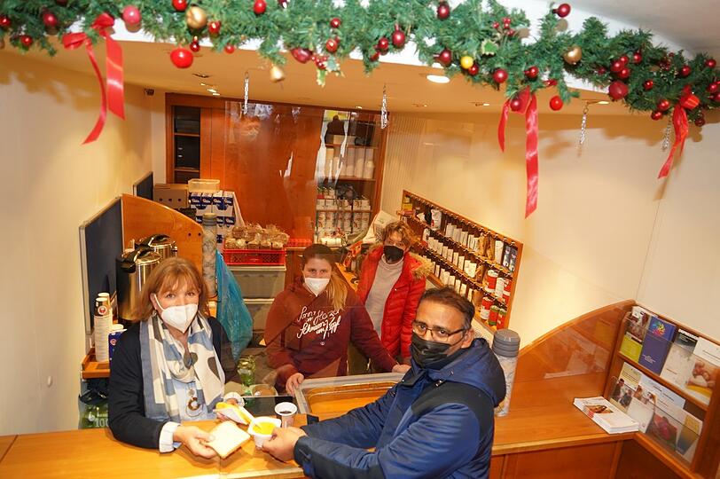 Die Korbinian-Küche ist nicht mehr im knallroten Caritas-Imbisswagen unterwegs, sondern seit Mittwoch im ehemaligen Hotel Meier in der Schützenstraße. Zum Start gibt Projektleiterin Marlies Brunner mit Franzi und Elisabeth (von links) Suppe, Brot und Kaffee an Syed Ishtiaq aus.