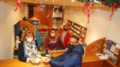 Die Korbinian-Küche ist nicht mehr im knallroten Caritas-Imbisswagen unterwegs, sondern seit Mittwoch im ehemaligen Hotel Meier in der Schützenstraße. Zum Start gibt Projektleiterin Marlies Brunner mit Franzi und Elisabeth (von links) Suppe, Brot und Kaffee an Syed Ishtiaq aus.