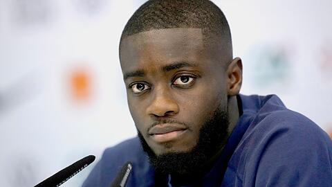Der Franzose Dayot Upamecano sitzt geschwächt zunächst auf der Bank.