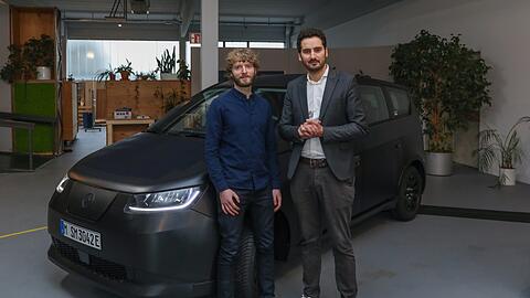 Jona Christians und Laurin Hahn in ihrer Münchner Zentrale. Seit mehr als zehn Jahren tüfteln sie am Elektroauto Sono Sion.