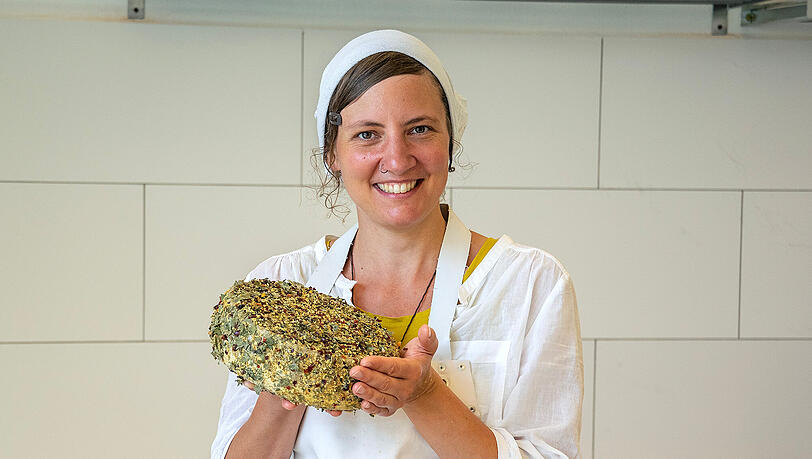 K&auml;serin Maria mit dem pr&auml;mierten Blumenthaler "Schneegei&szlig;chen & Rosenrot"