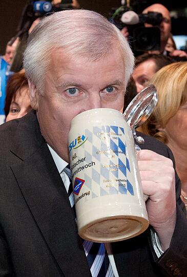 Bier und Politik - eine wundervolle Symbiose, zumindest am Aschermittwoch: Sehen Sie hier die Bilder des deftigen Polit-Klamauks mit OB Ude, Horst Seehofer, Claudia Roth und Co....