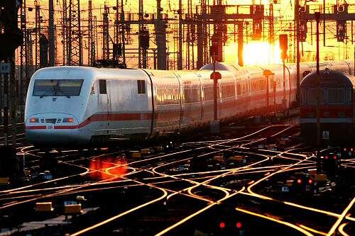 Eine Haselmaus hat einen Kurzschluss an einer Oberleitung verursacht und damit den Zugverkehr zwischen Stuttgart und Ulm zeitweise zum Erliegen gebracht. (Symbolbild)