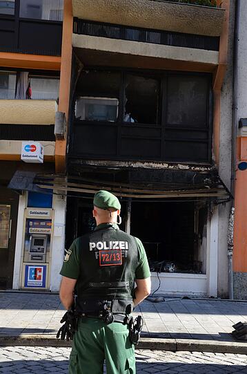 Schwabing am Tag nach der Bombensprengung: Die Spuren der Detonation sind deutlich zu erkennen. Im Laufe des Vormittags werden die Schäden an den Gebäuden der Umgebung erfasst.