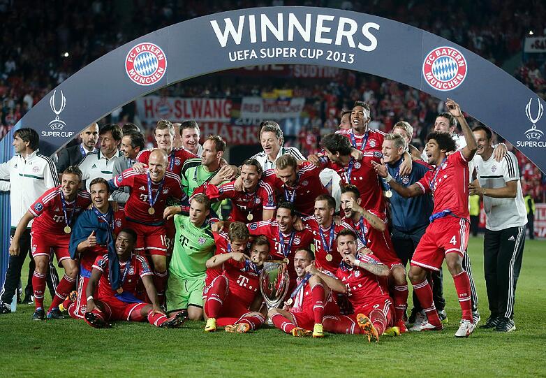 30. August: Der FC Bayern München holt als erster deutscher Club den
Supercup. Der Champions-League-Sieger setzt sich in Prag mit 5:4 im
Elfmeterschießen gegen den Europa-League-Gewinner FC Chelsea durch.