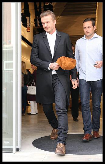 Victoria Beckham eröffnet ihre eigene Mode-Boutique in London. Mit dabei: ihre Eltern, Schwester und natürlich David Beckham.