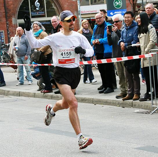 Sonnenschein und weiß-blauer Himmel: Beim München Marathon hatten die Teilnehmer perfekte Wetterbedingungen. Die Bilder zum Durchklicken.
