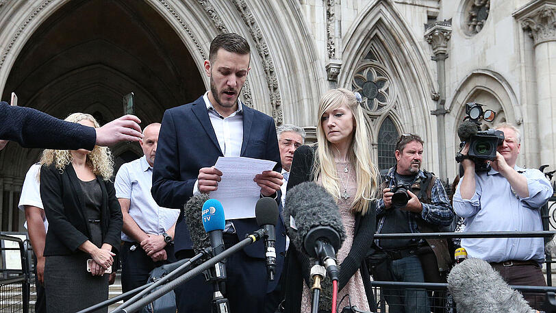 Die Eltern von Charlie, Connie Yates (r) und Chris Gard, bei einer Pressekonferenz vor dem High Court in London.