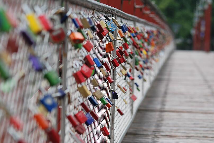 Bunte Liebesversprechen: die Schlösser am Geländer der Tierparkbrücke.