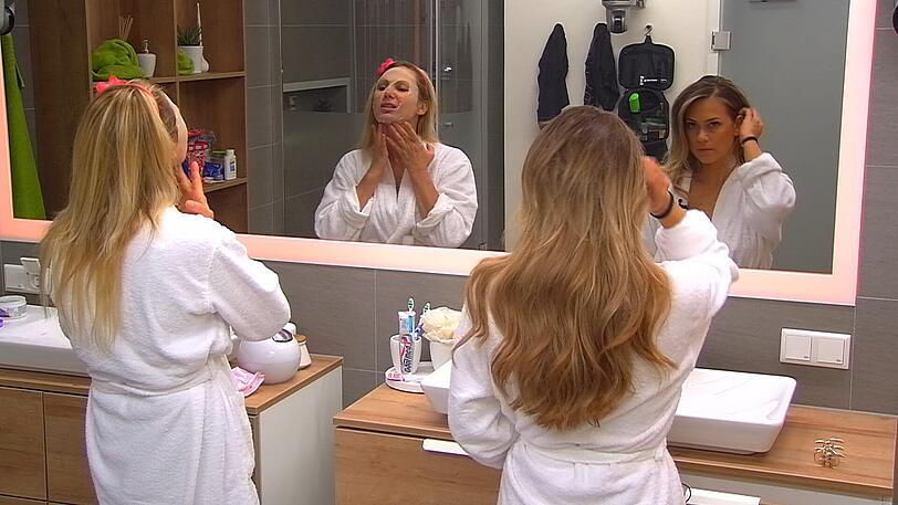 Jessica (re.) und Dolly (li.) beim Beautyprogramm im Bad.