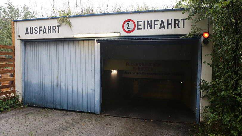 Die Zufahrt zur Tiefgarage des Wohnkomplexes steht meist offen.