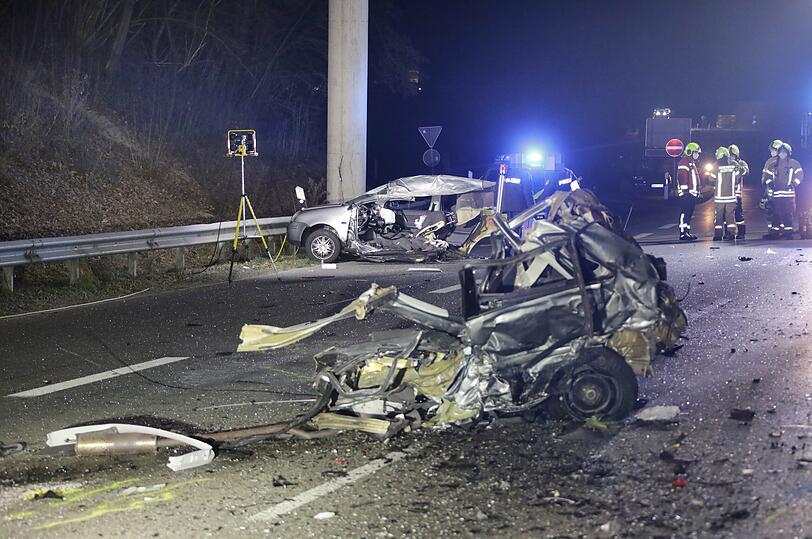 Bilder vom Unfallort in Altötting: Bei dem Crash wurde der Polo in zwei Teile gerissen, der Kleintransporter wurde schwer beschädigt.