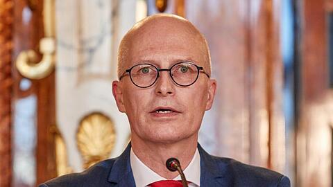 Hamburgs Erster Bürgermeister Peter Tschentscher bei der Pressekonferenz zu den neuen Corona-Regeln.