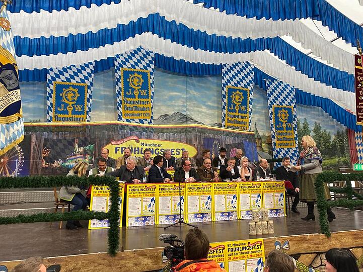 Clemens Baumgärtner (mi., u.), Wirte und Schausteller demonstrieren Einigkeit vor dem Münchner Frühlingsfest.