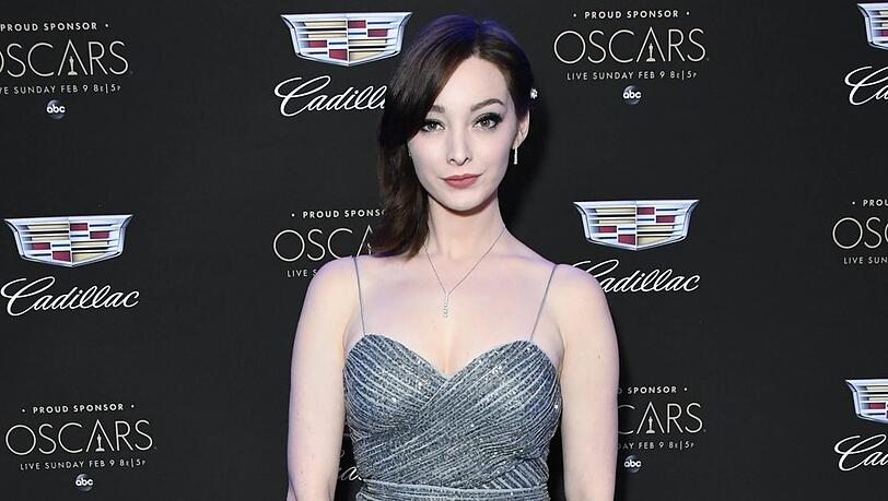 Emma Dumont trat bislang als Frau auf. Emma Dumont trat bislang als Frau auf.