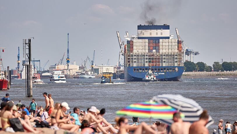 Trotz vieler Strände in Hamburg gibt es an der Elbe keine Badestelle - die CDU will das ändern (Archivbild).
