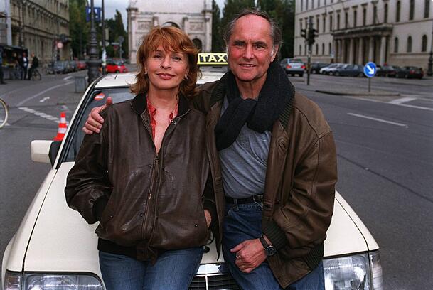 Senta Berger und Michael Verhoeven während den Dreharbeiten zu "Die schnelle Gerdi" im Jahr 2002.