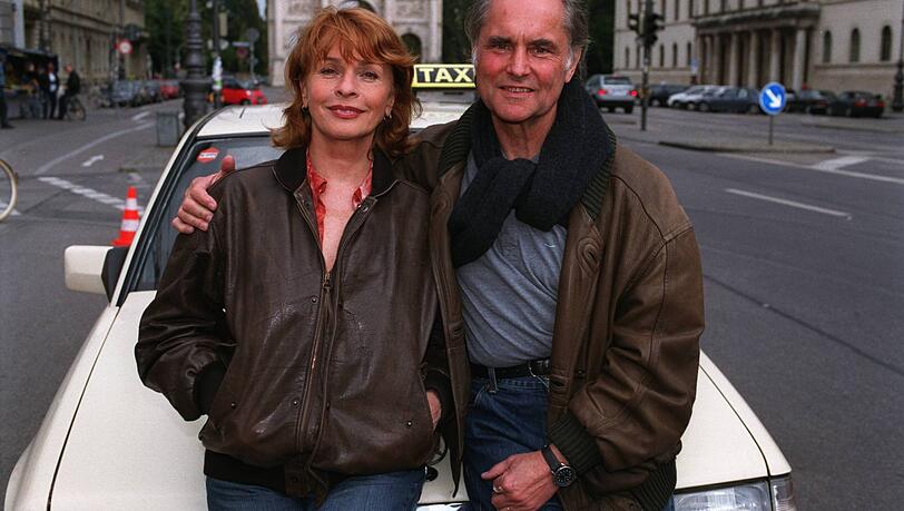 Senta Berger und Michael Verhoeven während den Dreharbeiten zu "Die schnelle Gerdi" im Jahr 2002. Senta Berger und Michael Verhoeven während den Dreharbeiten zu "Die schnelle Gerdi" im Jahr 2002.