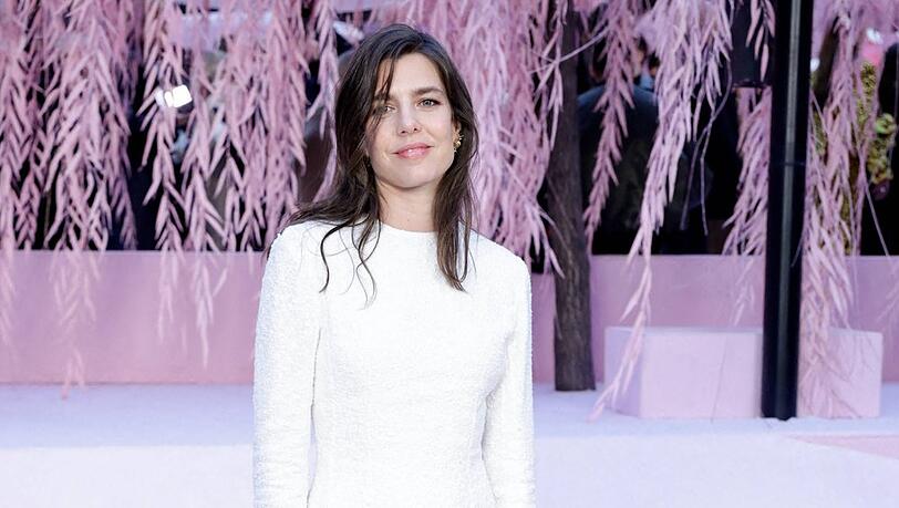 Auch nach dem Tod von Karl Lagerfeld bleibt Charlotte Casiraghi dem Luxuslabel Chanel verbunden: Am Montag besuchte sie dessen Show der Haute Couture Spring Summer 2026 Collection zur Paris Fashion Week.
