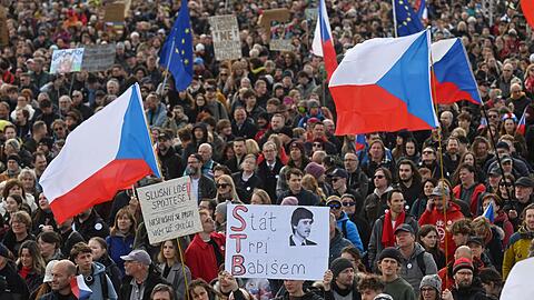 Zehntausende Menschen nehmen an der Kundgebung unter dem Motto "Wir lassen uns die Zukunft nicht stehlen.