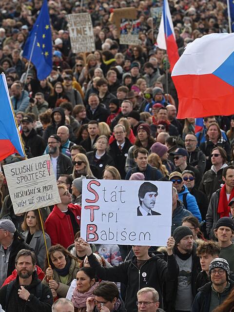 Zehntausende Menschen nehmen an der Kundgebung unter dem Motto "Wir lassen uns die Zukunft nicht stehlen.