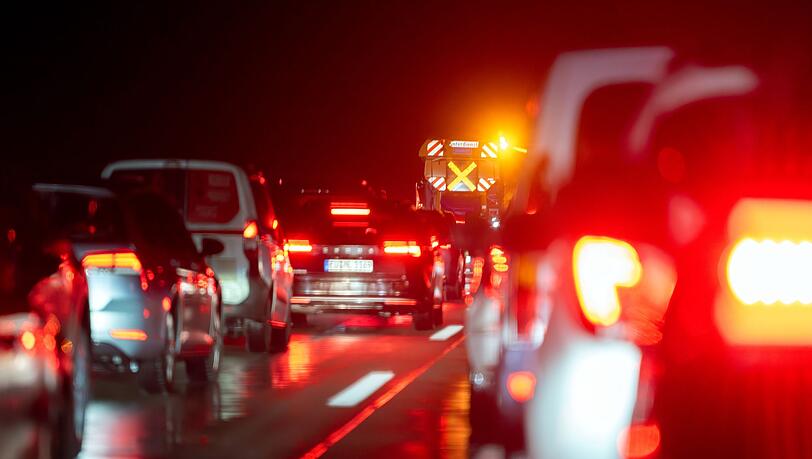 Polizisten mussten einige Autofahrer wecken. (Symbolbild) Polizisten mussten einige Autofahrer wecken. (Symbolbild)