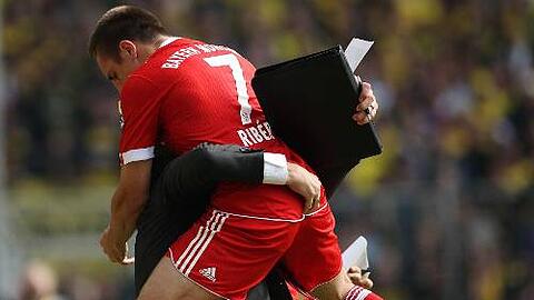 Wann springt er ihm wieder in die Arme? Franck Ribéry mit Bayern-Trainer Louis van Gaal. Doch die Frage ist: Wann lässt ihn van Gaal wieder von Beginn an ran?