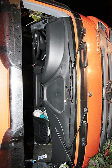 Warum ein aus München kommender Lkw am Montagabend auf der B12 nach rechts umkippt und seinen Fahrer einklemmt, ist nicht bekannt. Der Mann wird in ein Krankenhaus gebracht.