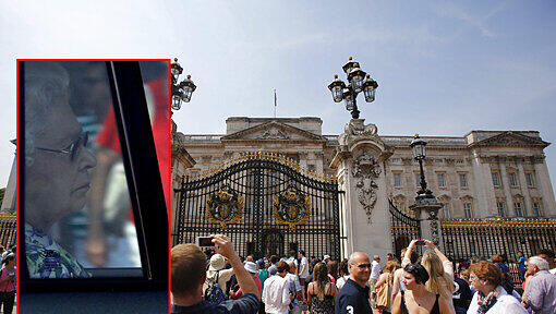 Schaulustige warteten den ganzen Montag über vor dem Buckingham Palast in London.