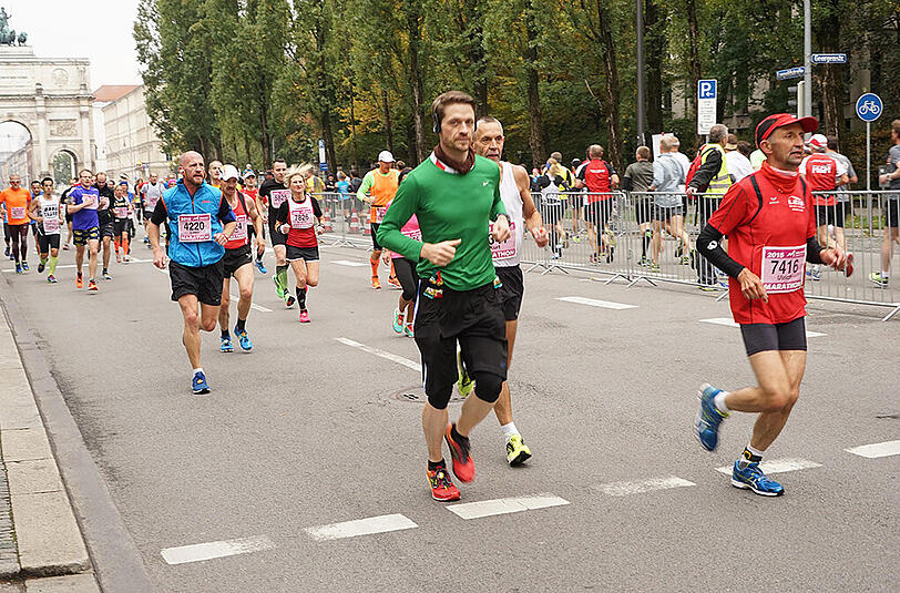 Die Läufer und Läuferinnen des 30. München Marathon am 11.20.2015