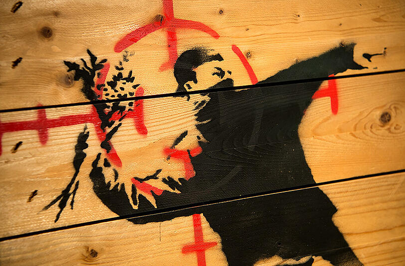 Das Bild "Flower thrower" des Street-Art-Künstlers Banksy ist derzeit in der Galerie Kronsbein zu sehen.