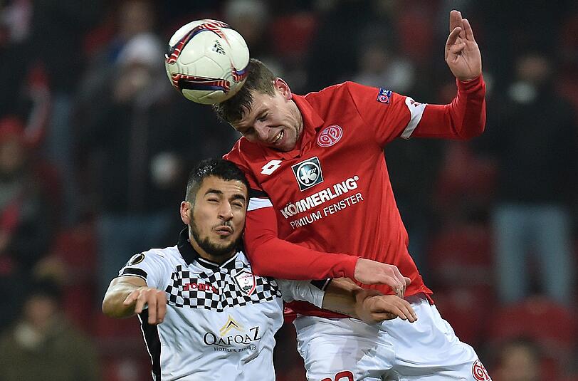 Der Mainzer Fabian Frei (rechts) spielt gegen Qäbäläs Urfan Abbasov.