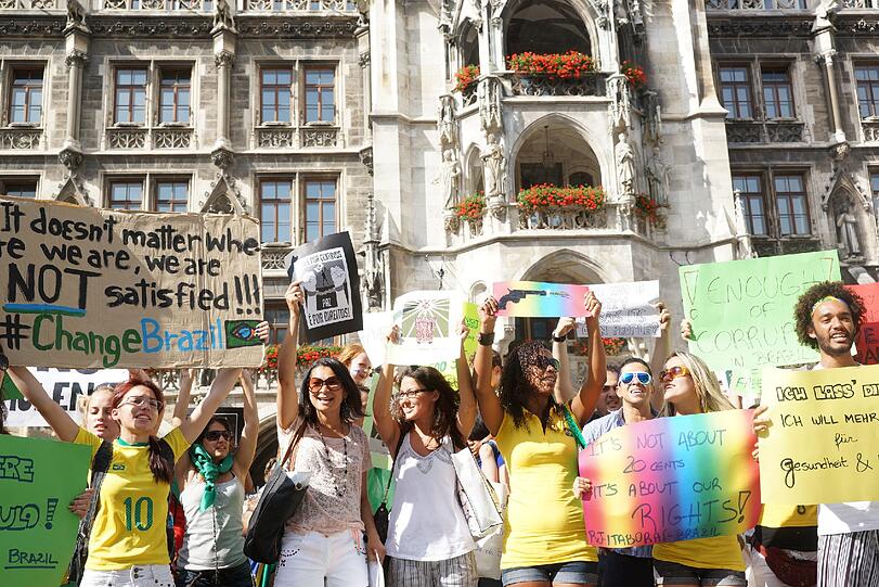 Mehrere Hundert Brasilianer und Brasilianerinnen haben am Marienplatz gegen Zustände in Brasilien demonstriert.