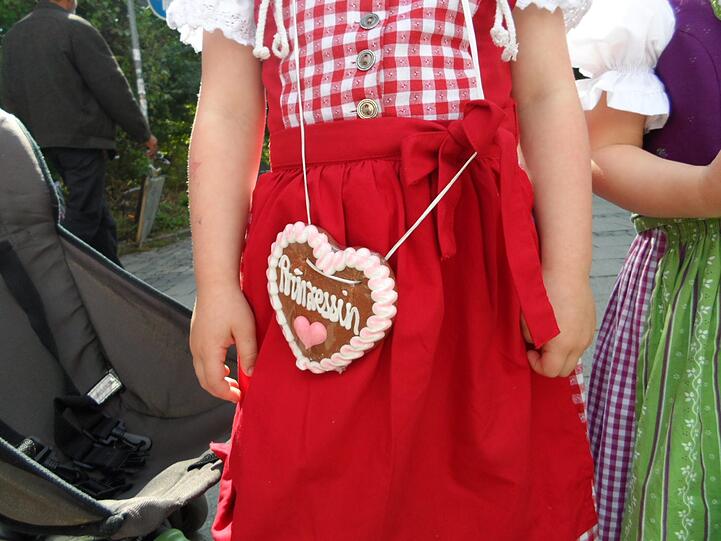 Hier freut sich eine kleine Prinzessin auf die Wiesn.