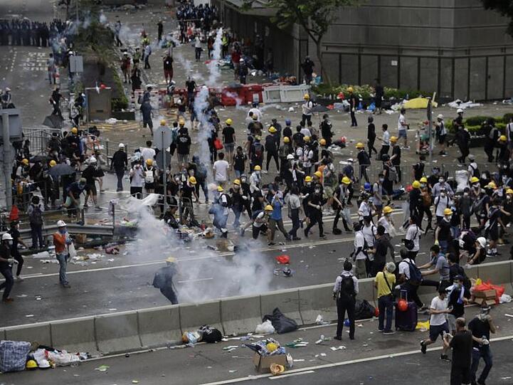 Die Hongkonger Polizei hielt sich zwar zuerst zurück, ging dann aber massiv gegen die Demonstranten vor.