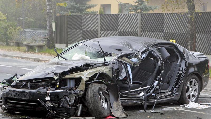Nur noch ein Wrack: der Dienstwagen von Jörg haider nach dem Unfall Nur noch ein Wrack: der Dienstwagen von Jörg haider nach dem Unfall